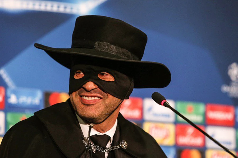 Trener Šahtara Paulo Fonseca kao Zorro