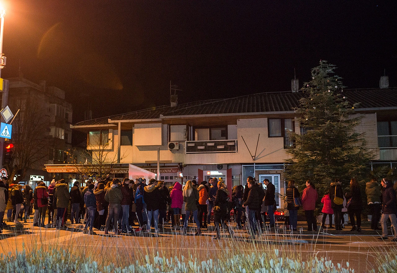 Zajedničkim kićenjem bora započeo Advent u Stocu