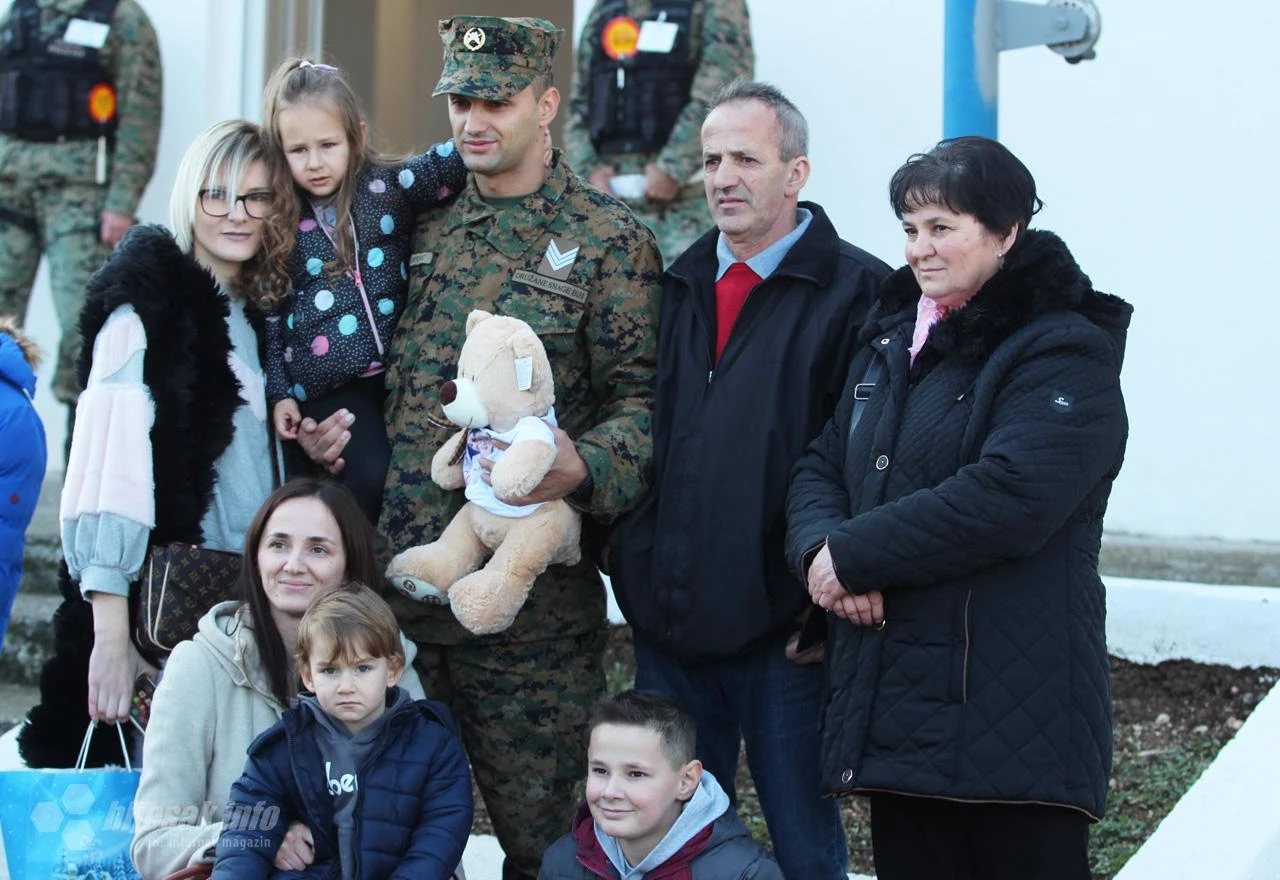 Obiteljske suze i vojnički ponos: Pripadnici OS BIH ispraćeni u Afganistan