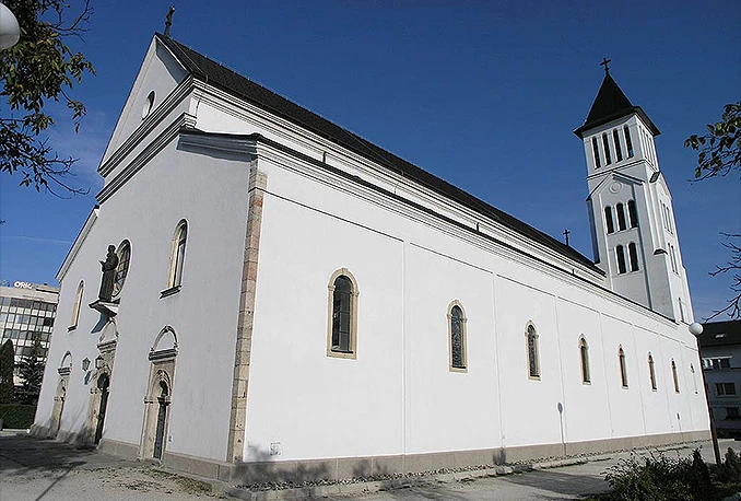 Adventski vijenac na fontani kod crkve sv. Ante Padovanskog