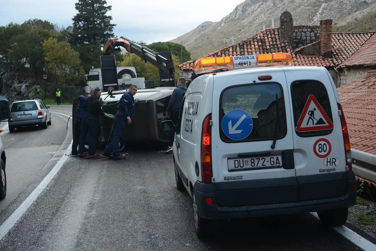 Zbog nafte na kolniku tri nesreće na cesti Neum - Dubrovnik