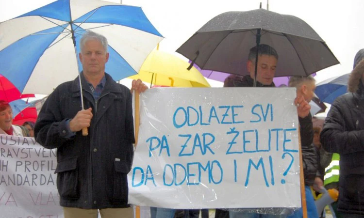 Zdravstveni djelatnici prosvjedovali ispred zgrade Vlade