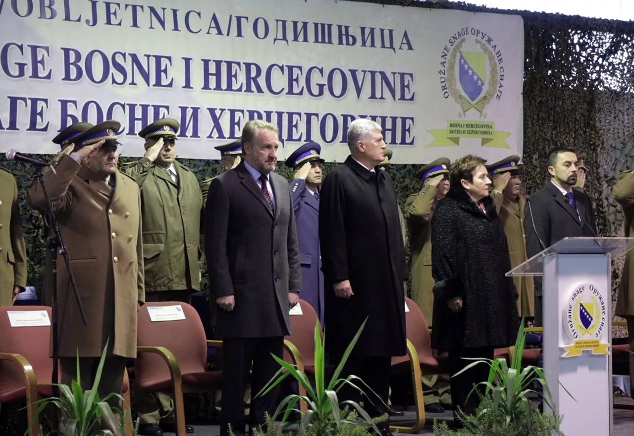 Nakon teških riječi: Rukovali se i sjeli jedan pokraj drugog
