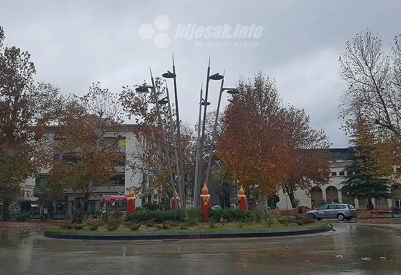 Na Rondou postavljen adventski vijenac