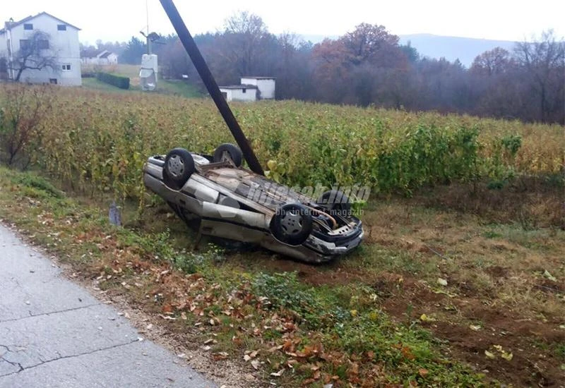 Široki Brijeg: Automobil završio na krovu u polju