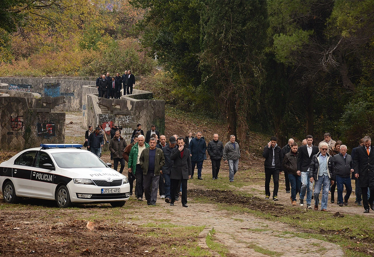 Izaslanstva zatekla razbijene ploče na Partizanskom groblju