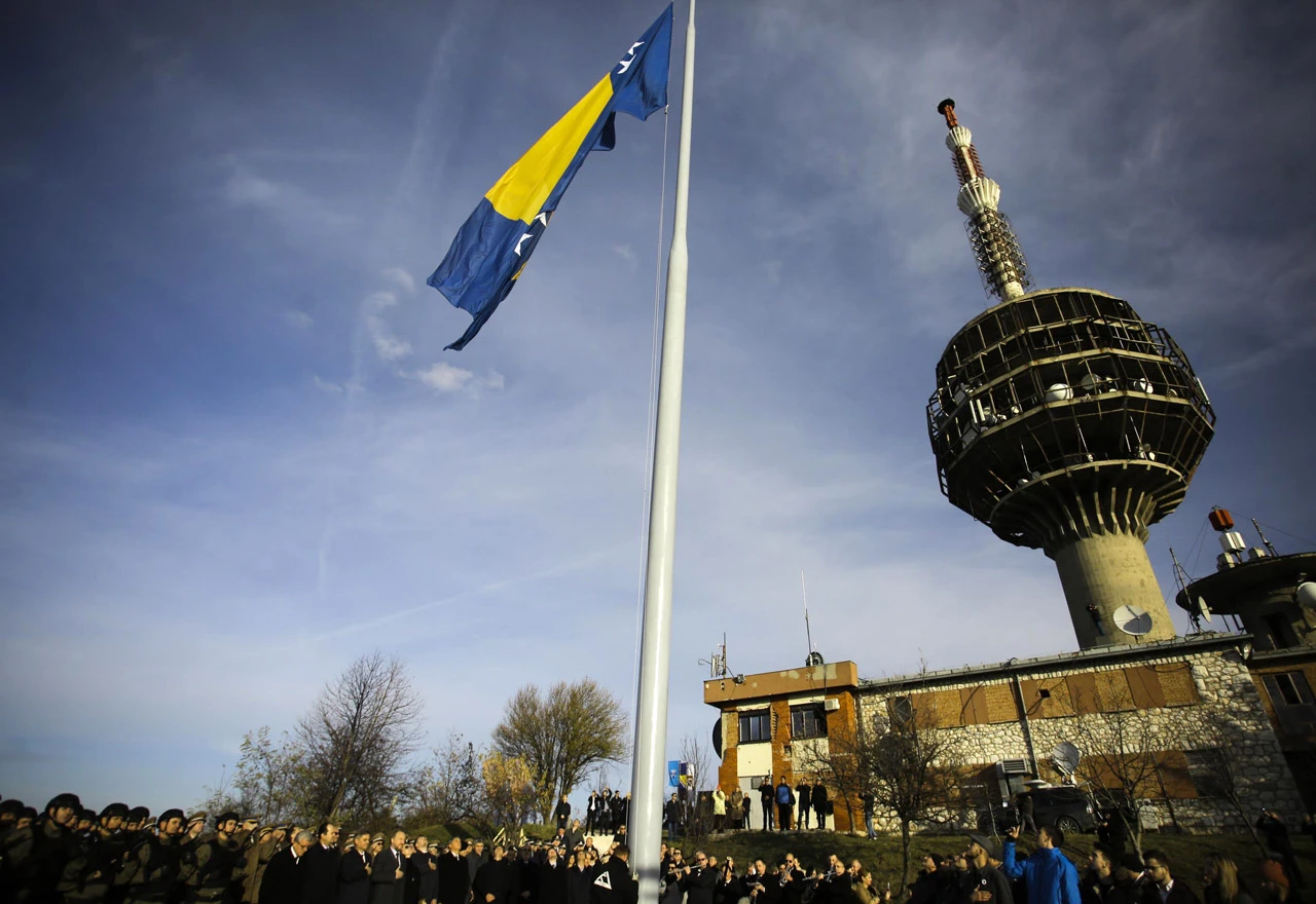 Najveća zastava BiH zavijorila se na brdu Hum povodom Dana državnosti