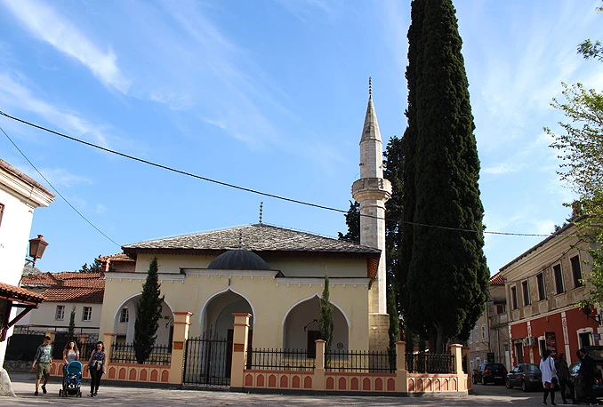 Razbijeni prozori na trebinjskoj džamiji