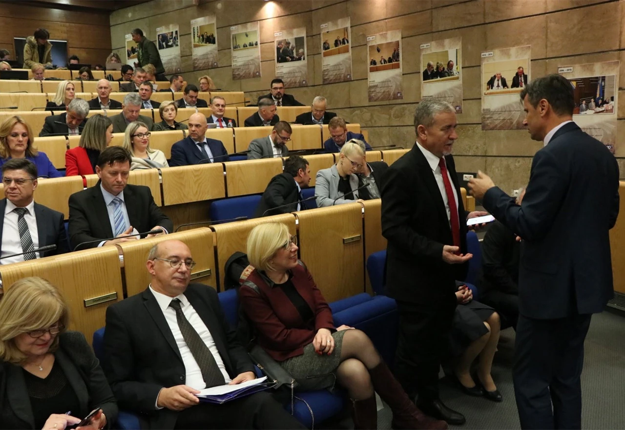 Zakon o PIO nije prva točka sjednice, Novalić poručio da se ne igra s umirovljenicima