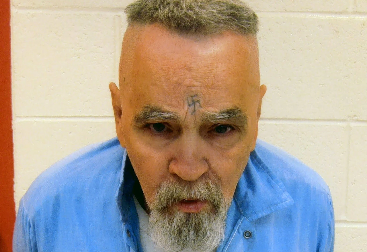 Umro ubojica Charles Manson