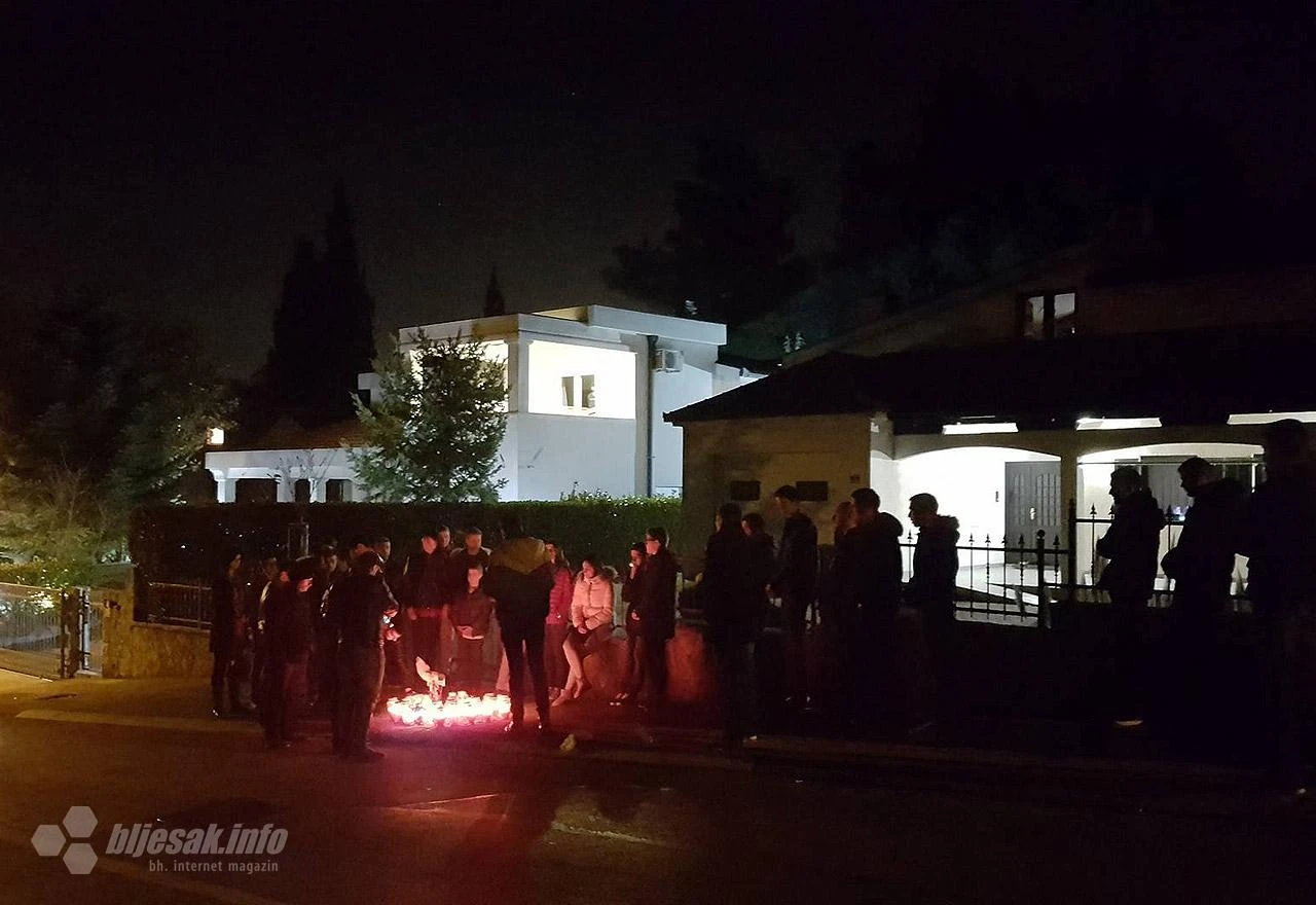 Mostar: Neutješni prijatelji zapalili svijeće za tragično preminulog Danijela Šalju