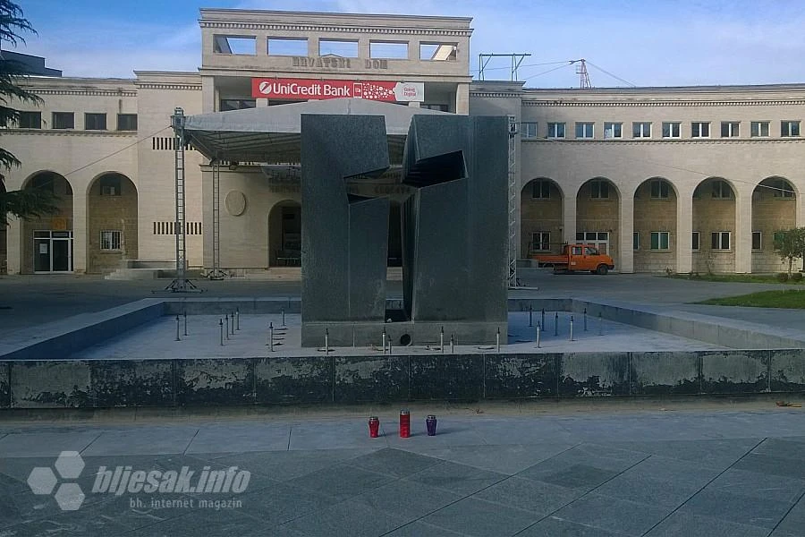Prljava i presušena fontana na Rondou