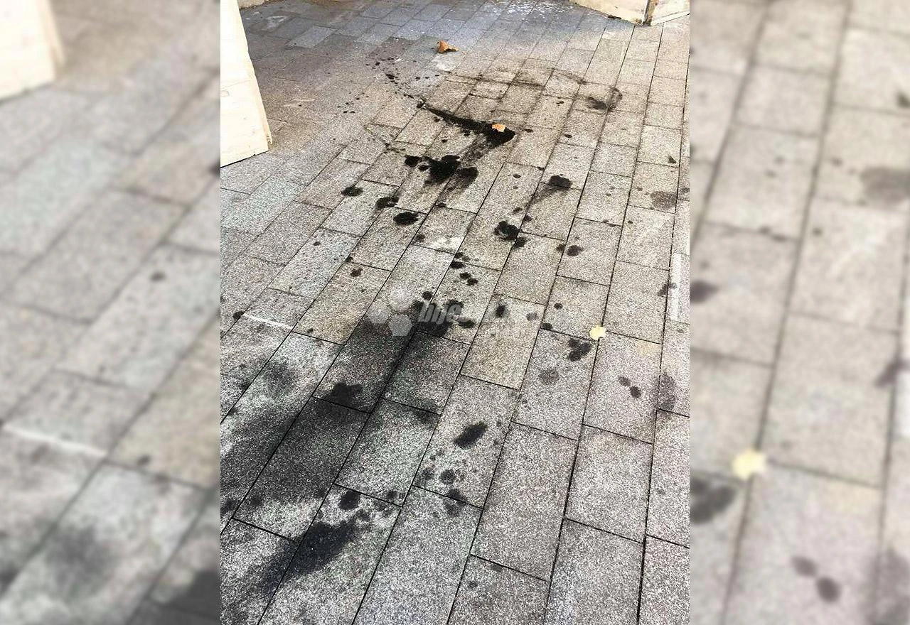 Mrlje od motornog ulja unakazile Trg hrvatskih velikana u Mostaru