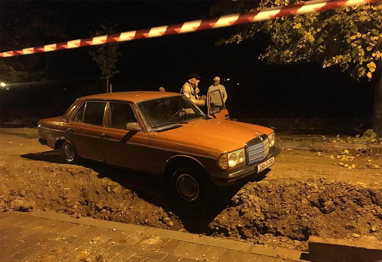 Mostar: Oldtimerom u kanal u središtu grada