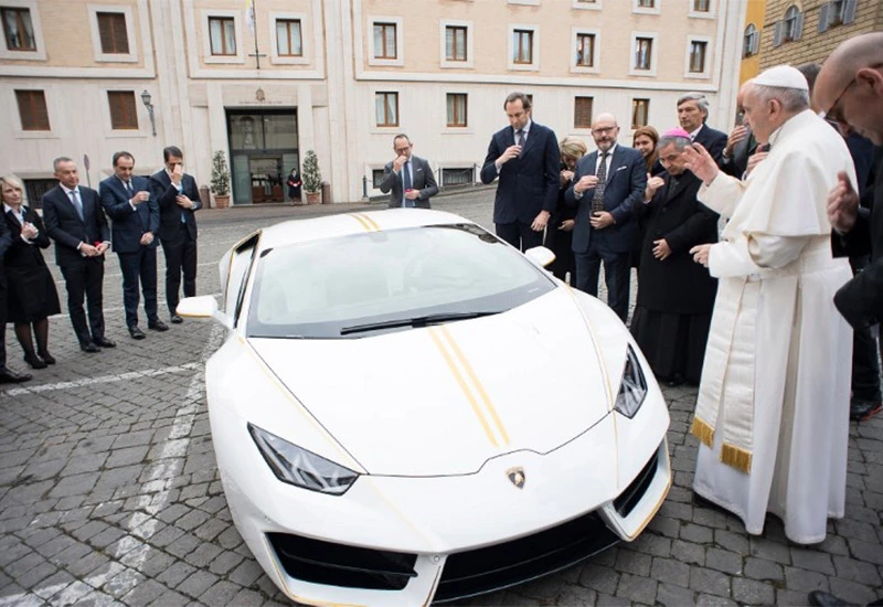 Papa dobio Lamborghini Huracan