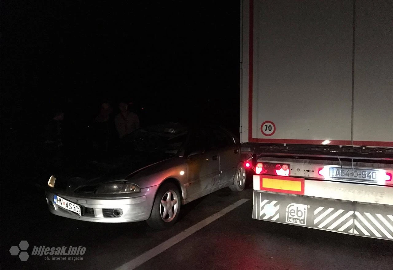 Gacko: Preminuo vozač na kojeg je naletio automobil dok je popravljao kamion