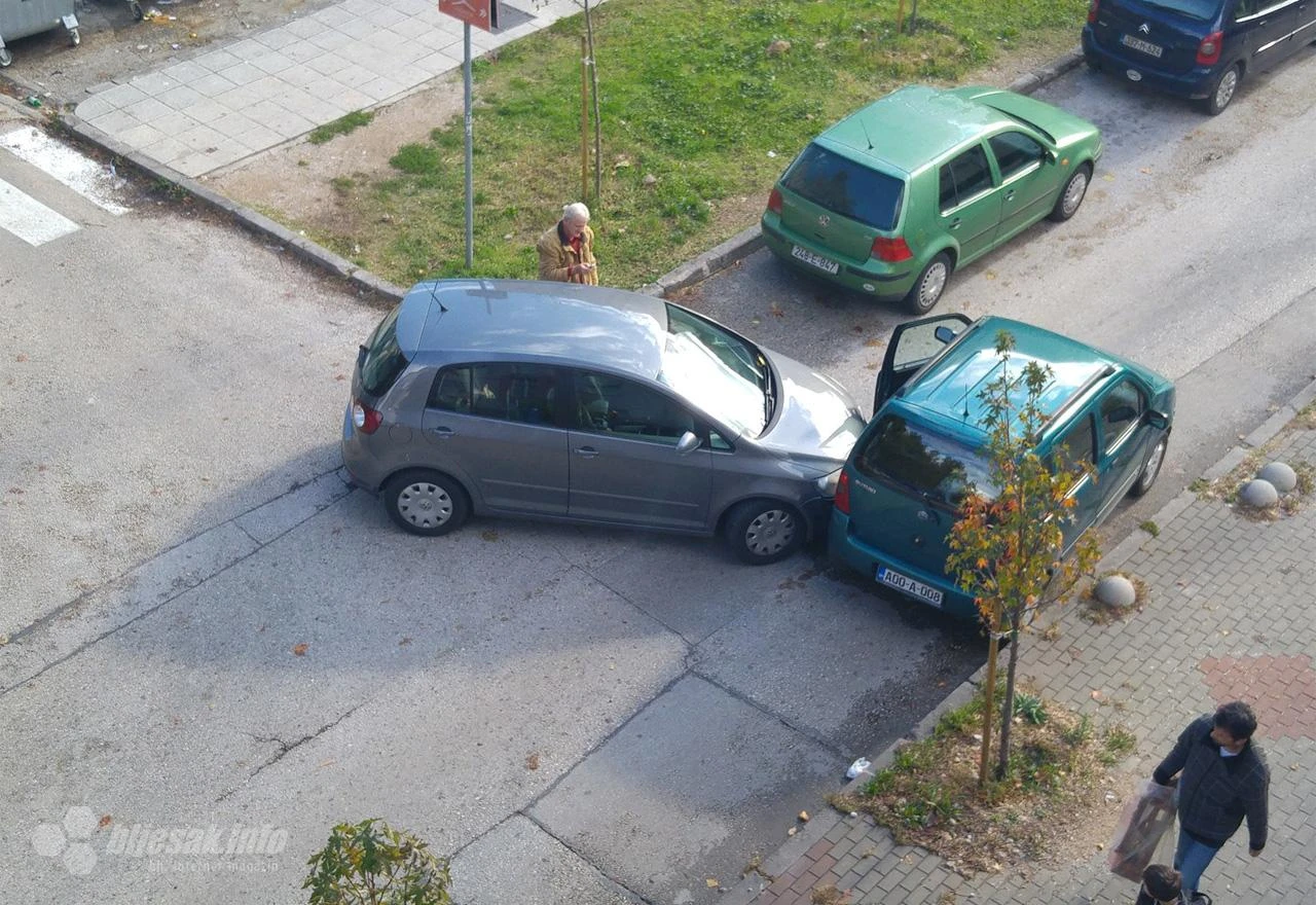 Mostar: Sudar Golfa i Suzukija u jednosmjernoj ulici