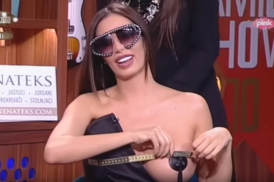 Soraja izgubila u dvoboju: Pjevačica imala veće grudi od nje