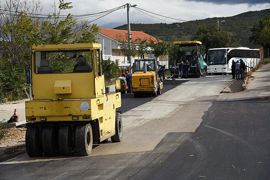 Međugorje: Asfaltirana prometnica i parking za autobuse 