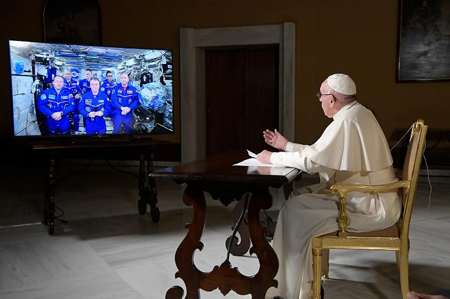 Papa nazvao astronaute na ISS-u