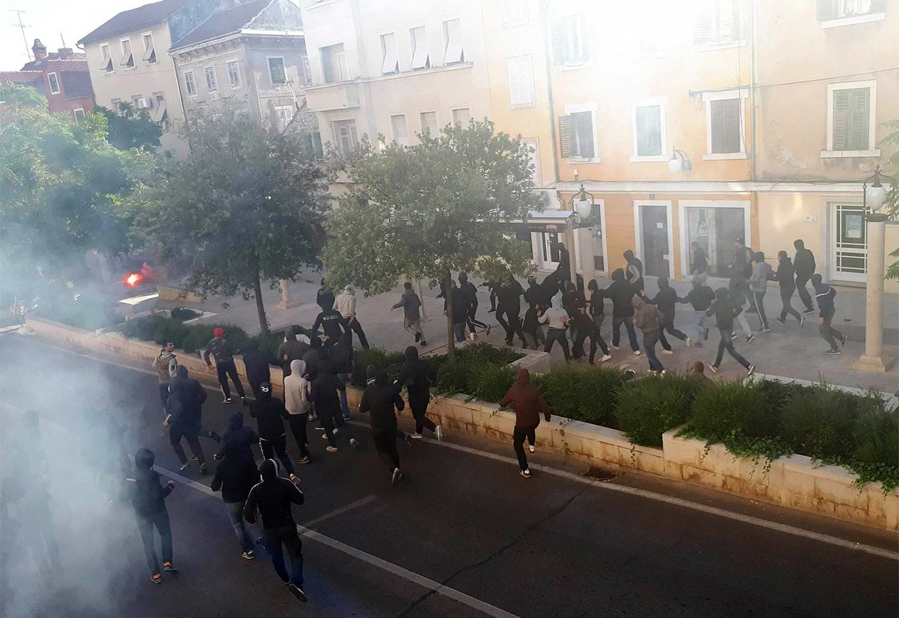 Masovna tučnjava Torcide i Funcuta u središtu Šibenika