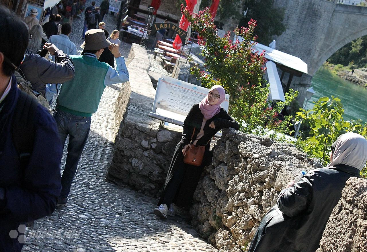 Mostarski Stari grad i dalje vrvi turistima
