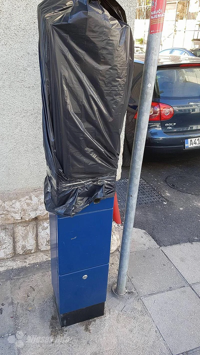 Mostarski parking satovi u crnom