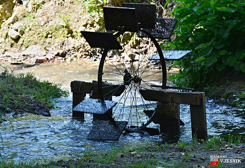 Mali park na vodi nastao od starih materijala u slobodno vrijeme