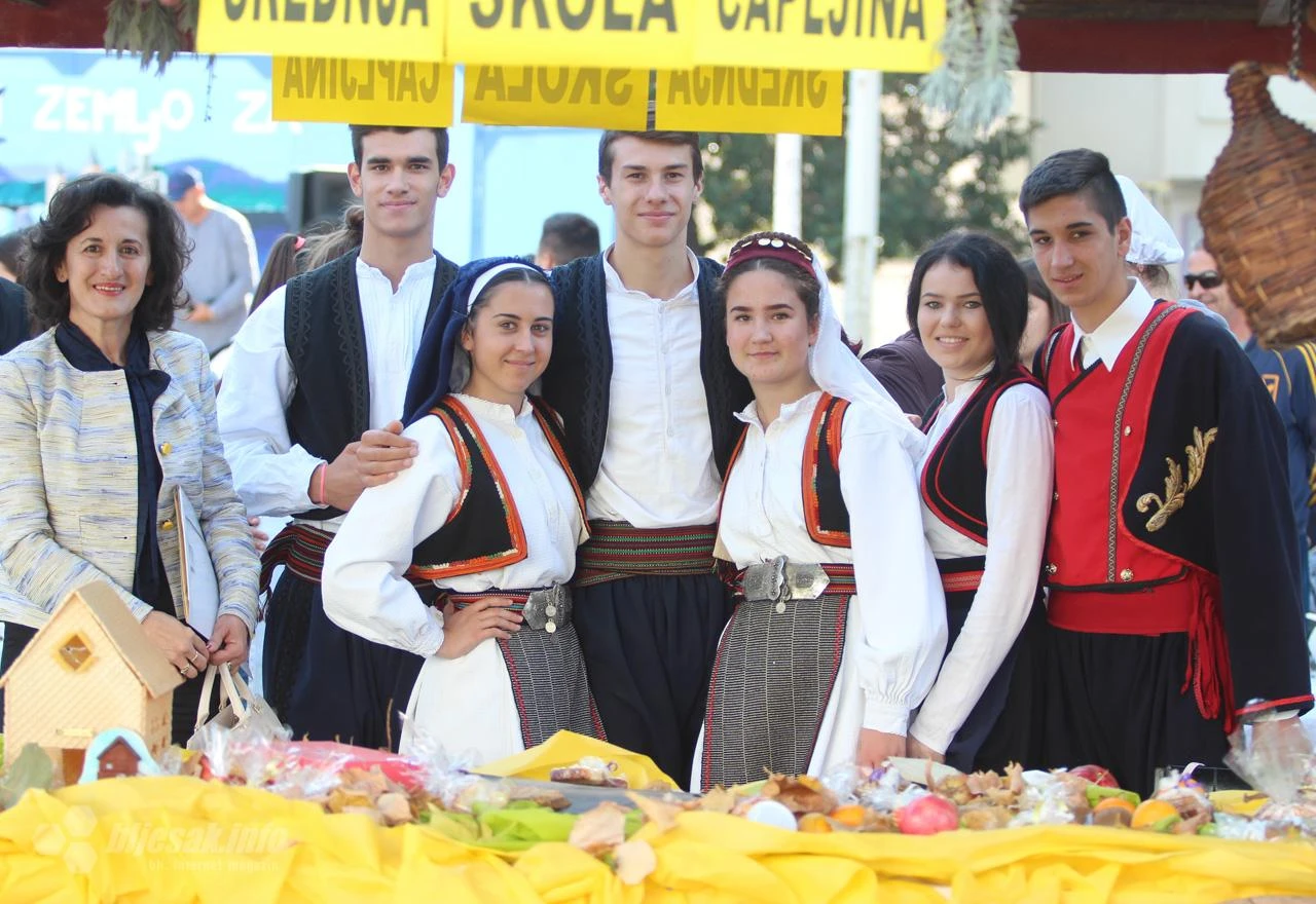 Čapljina: Mališani svečano sa sugrađanima proslavili Dane kruha