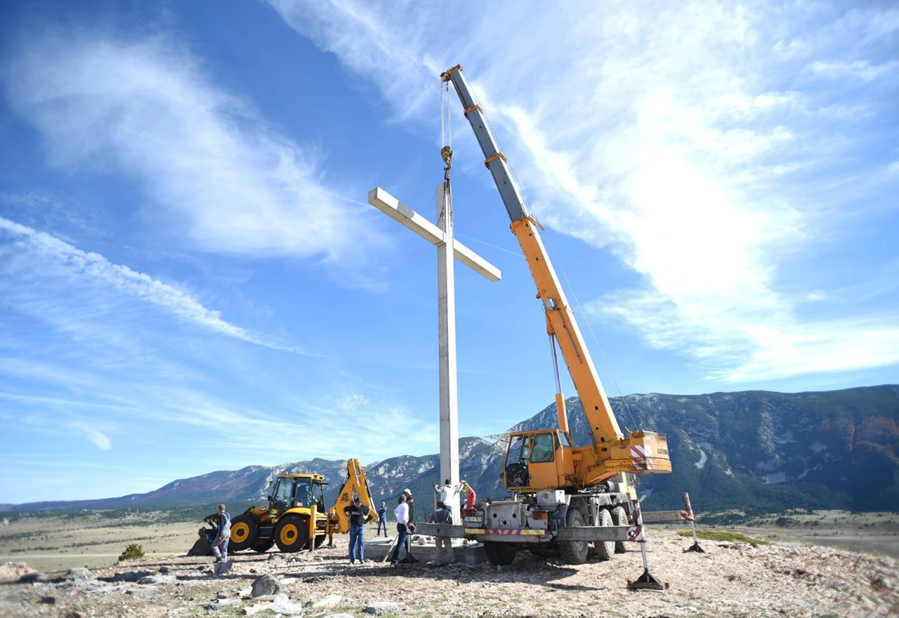 Između Vran planine i Čvrsnice postavljen križ visok 15 metara