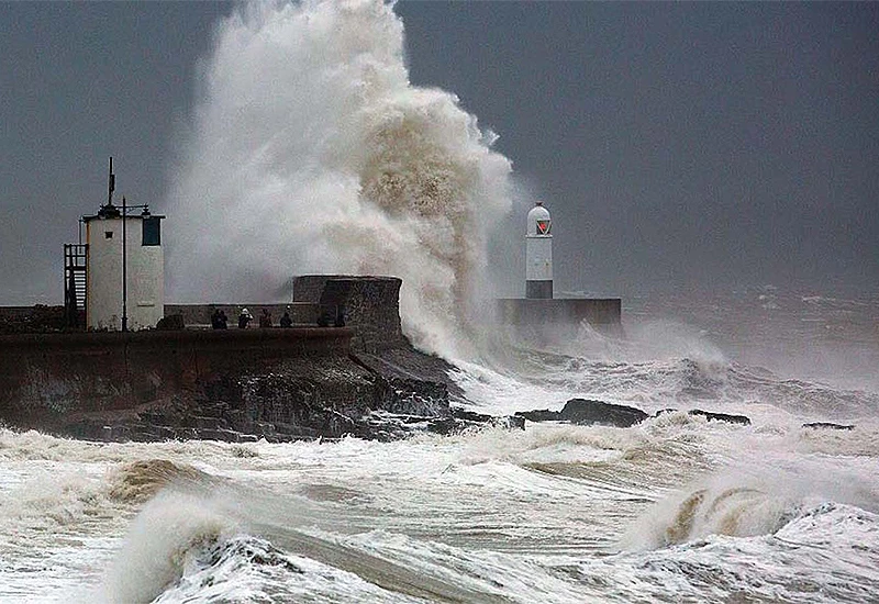 Uragan Ophelia pogodio Irsku: Oluja napravila kaos, stanovništvo ugroženo