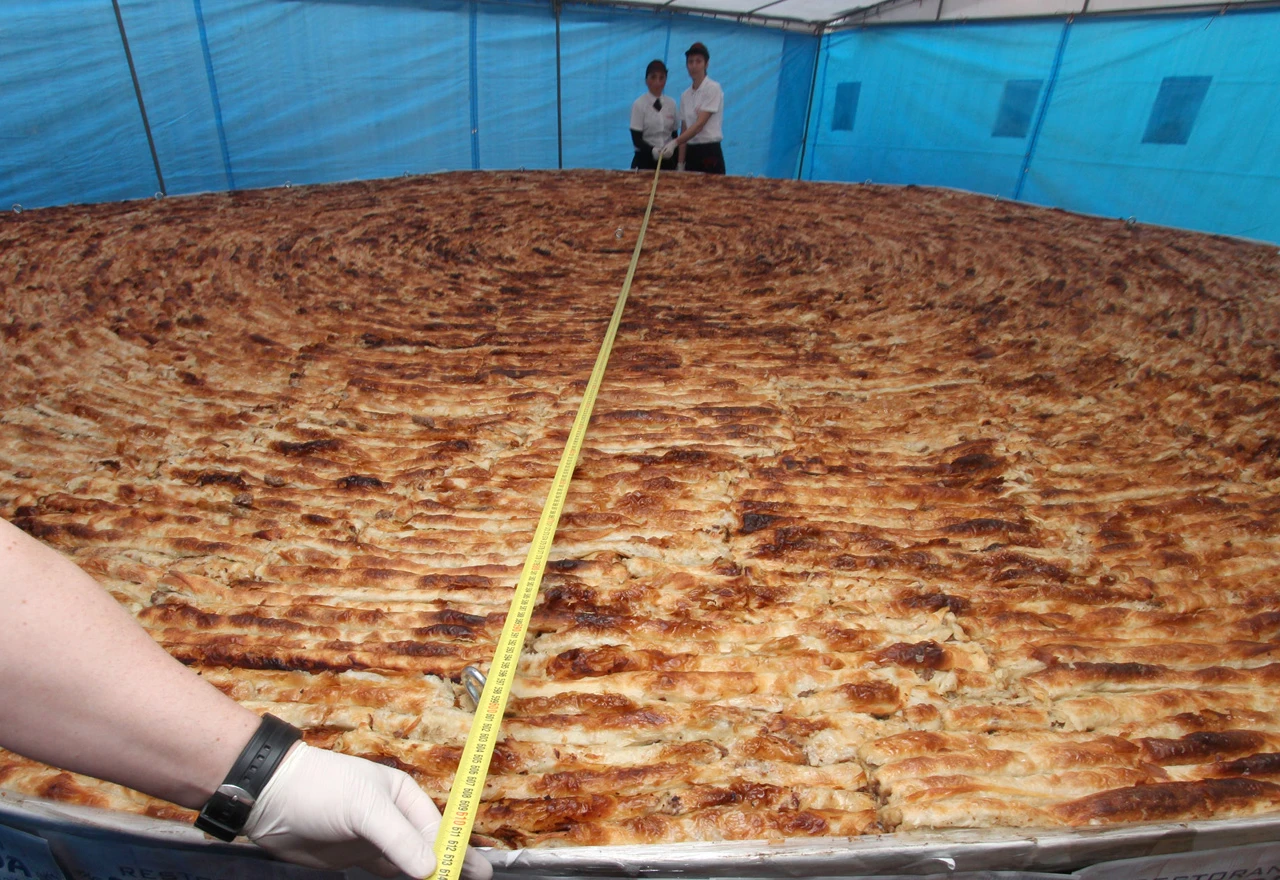 Guinnessov rekord: Napravljen burek od 650 kilograma i porcija s 1.500 ćevapa 
