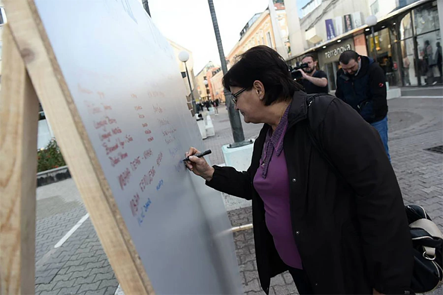 I to je BiH: Postavljen ''Zid plača na koji se upisuju imena osoba koje su otišle iz BiH