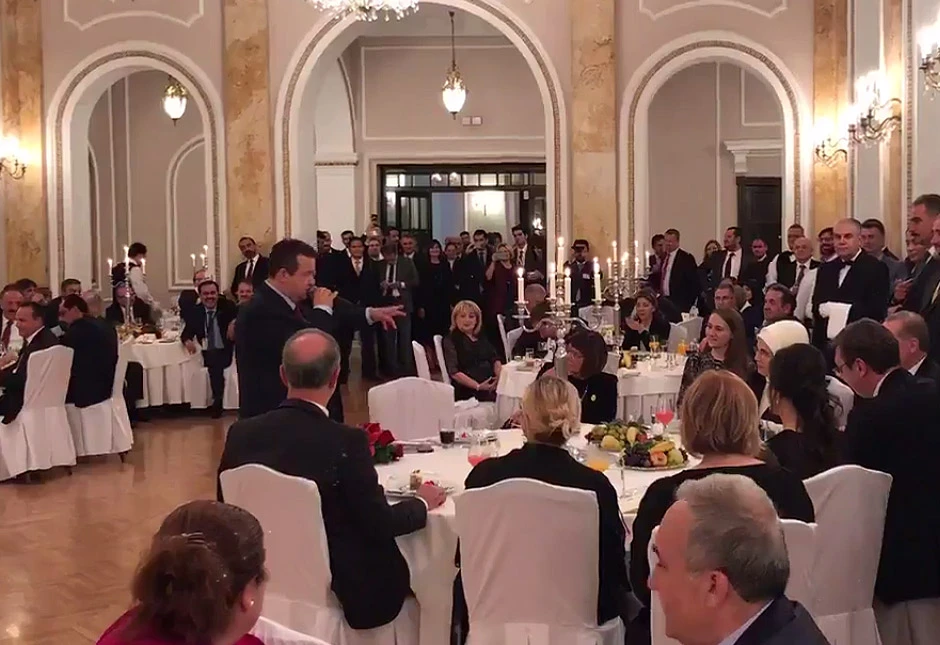 Dačić se dočepao mikrofona i zapjevao Erdoganu