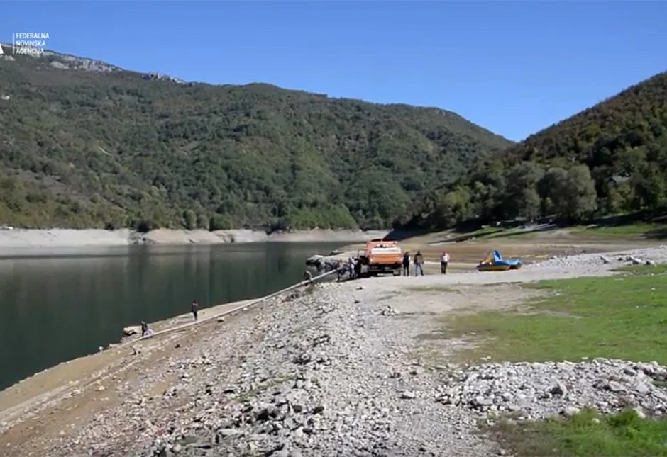 Izvršeno poribljavanje Jablaničkog jezera, zabrana ribolova do subote