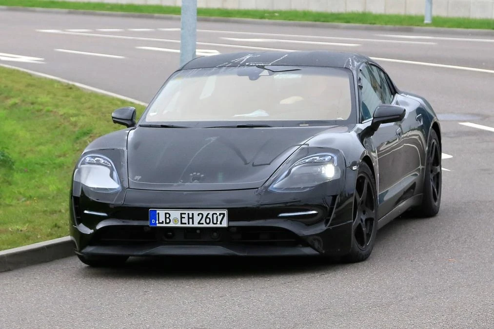 Porscheov 'TOP SECRET' model fotografiran na cesti 