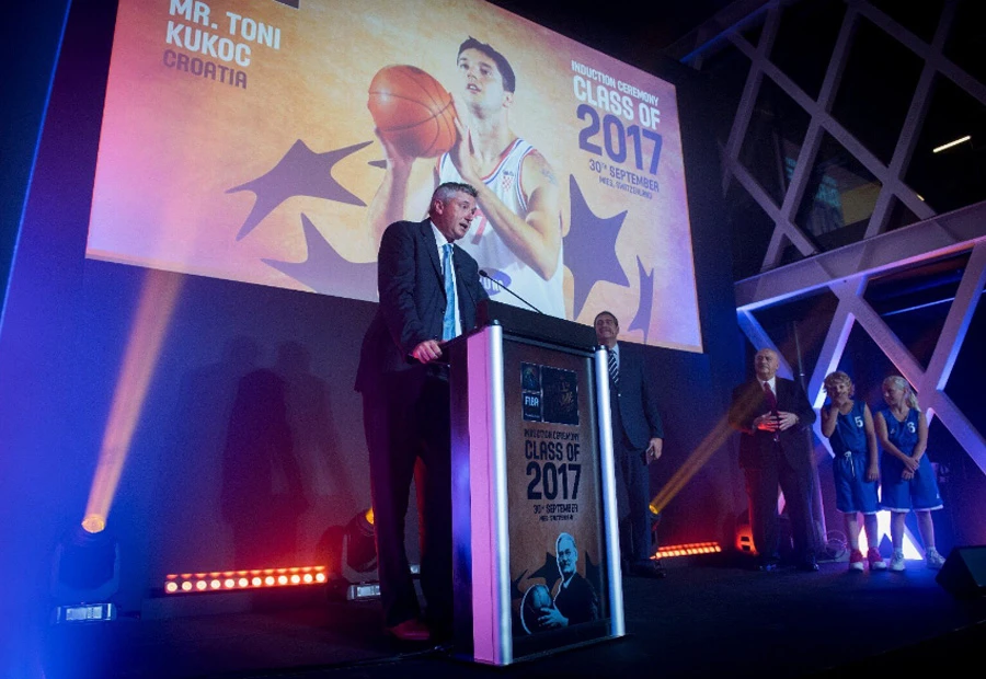 Prije ulaska u Hall of Fame Kukoč jednom rukom zabio trojku