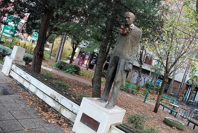 Pjesnik u Mostaru zanemaren i okićen poput nagrađenog konja