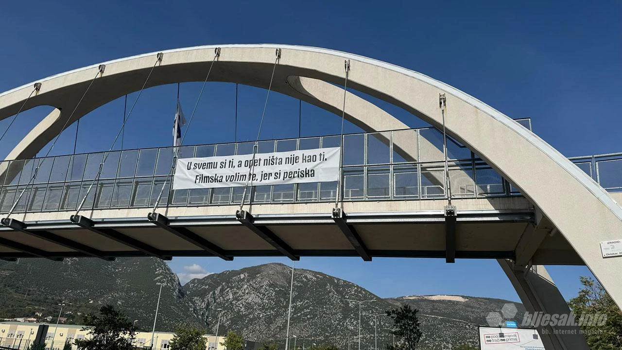 Malo romantike po mostarski, gdje drugo nego na pasareli