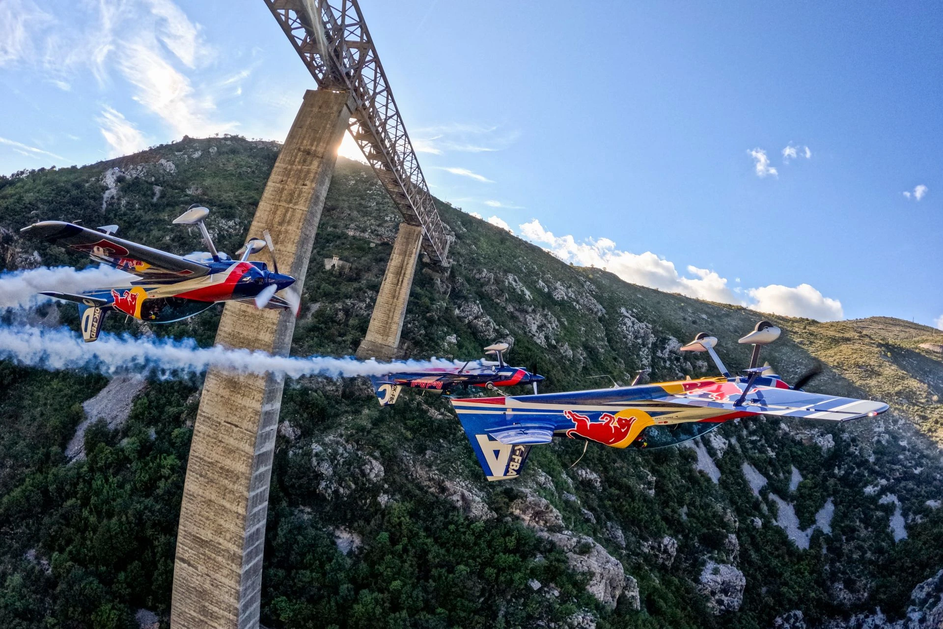 Red Bullov akrobatski avio tim izveo prvi ikada obrnuti loop oko najvišeg željezničkog mosta u Europi