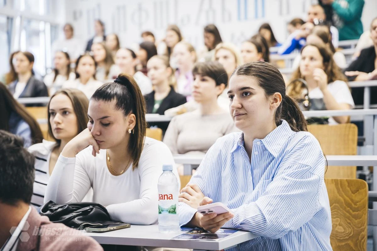 FOTO | Mladi iz Mostara okupljeni oko istog cilja - pronalaska posla 
