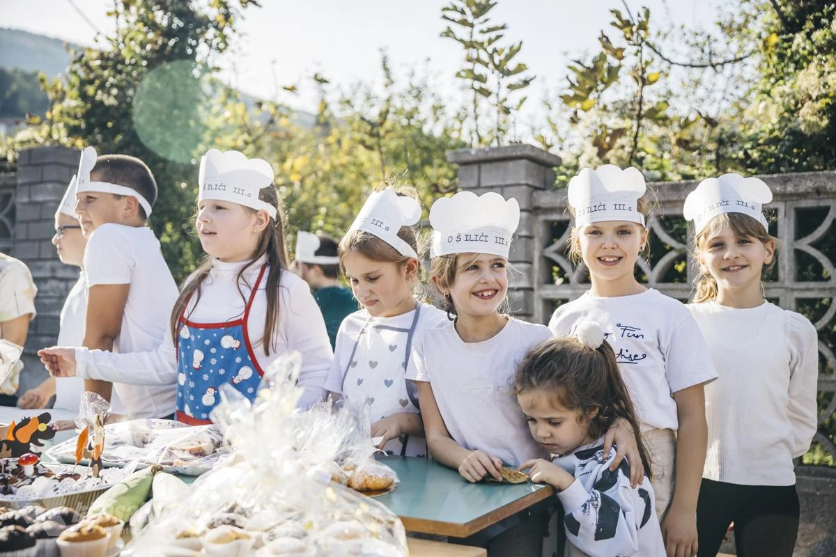 FOTO | Bili smo na Danima kruha u Ilićima: Šaroliki štandovi i najslađi prodavači 