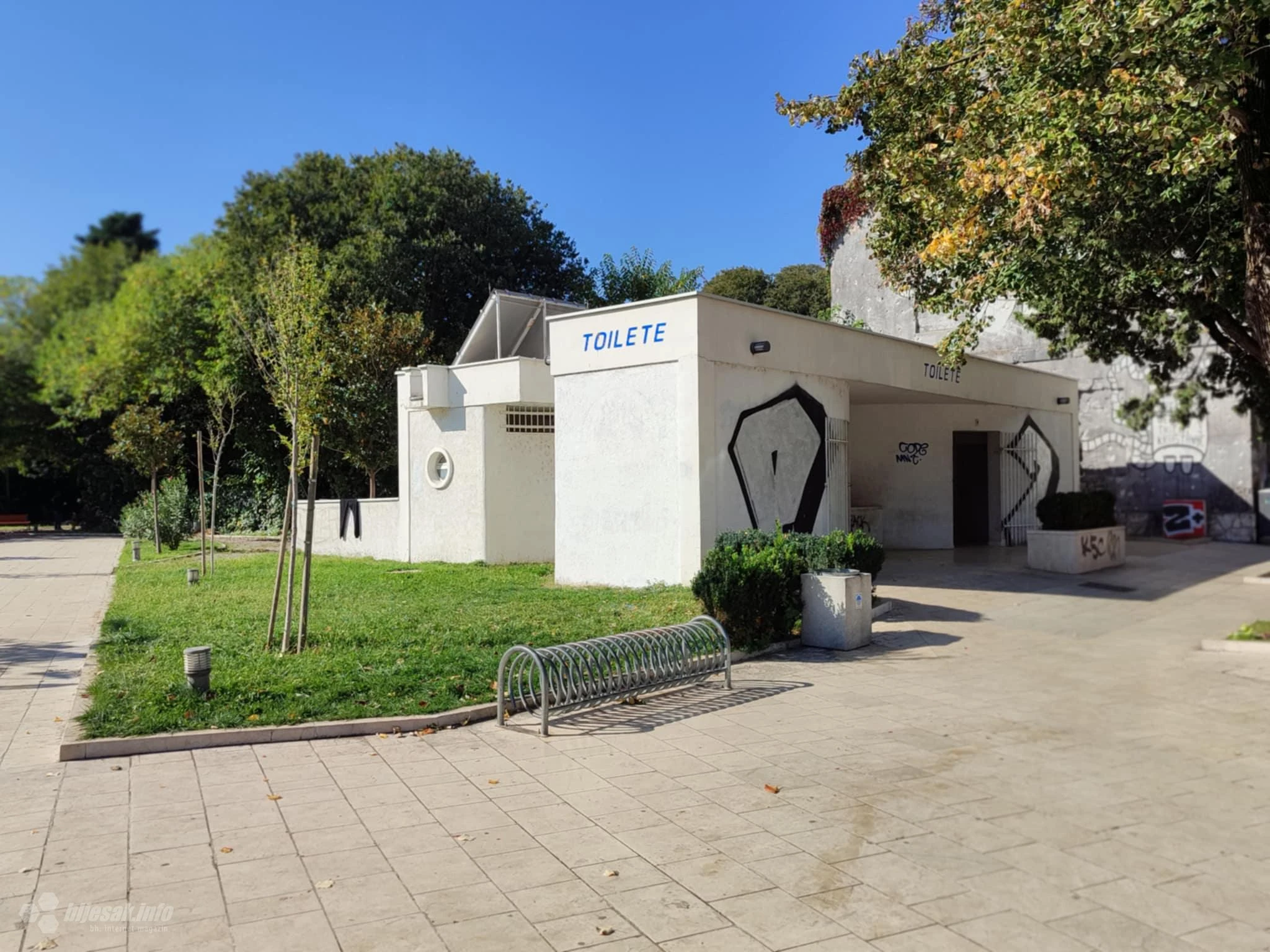 Mostar: Prebojen grafit na zgradi javnog WC-a