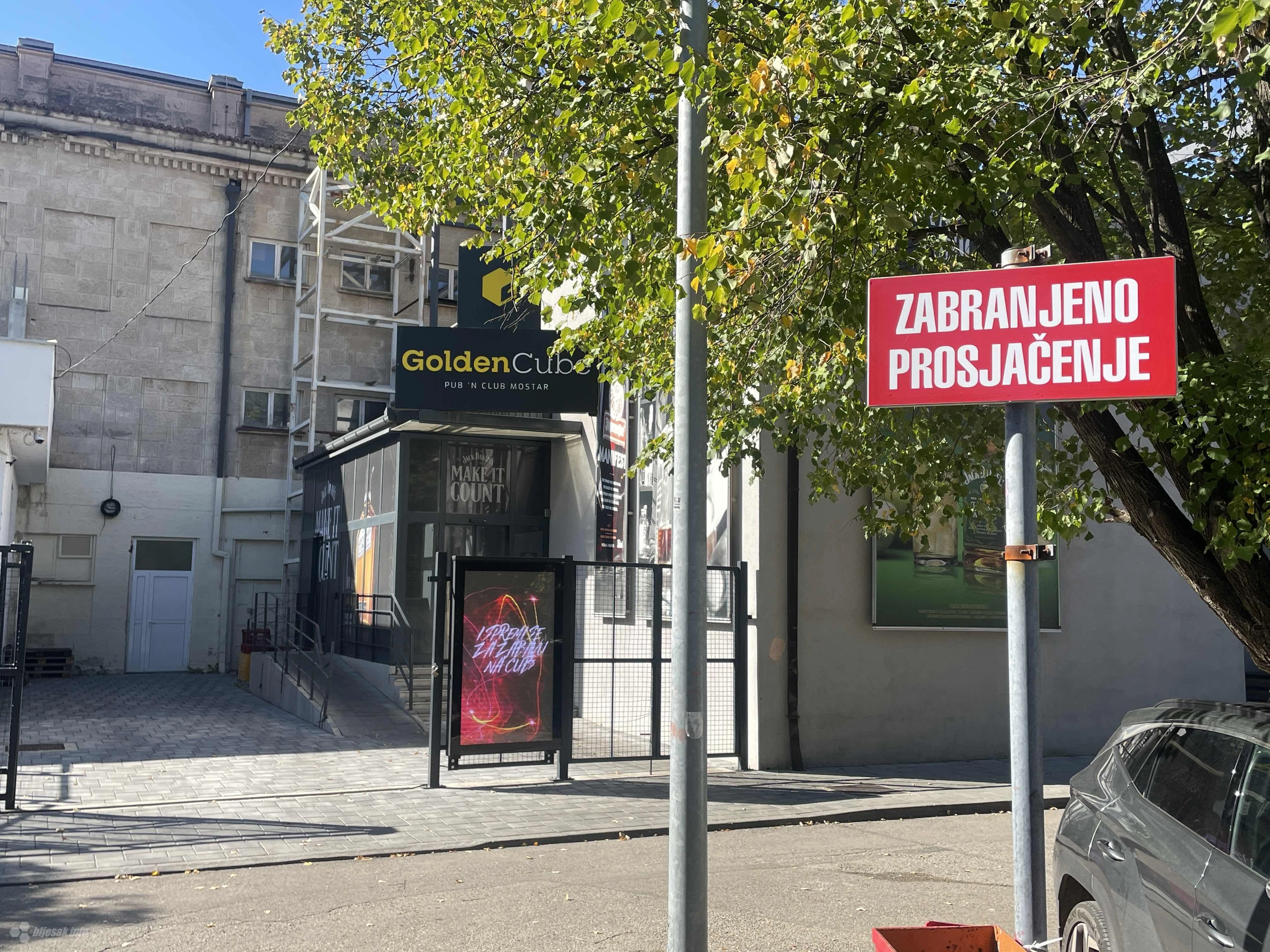 Znak "Zabranjeno prosjačenje" postavljen u Mostaru