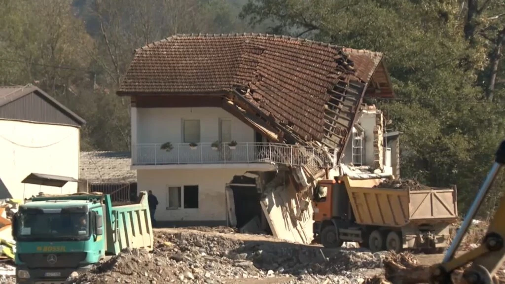 Pojedina naselja u Konjicu i dalje odsječena, prijete im i klizišta
