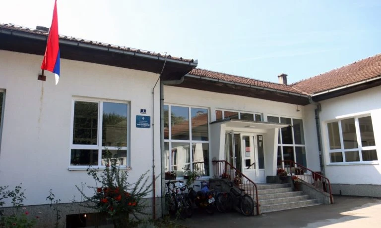 Učenik devetog razreda udario muškarca motkom ispred škole u Banja Luci