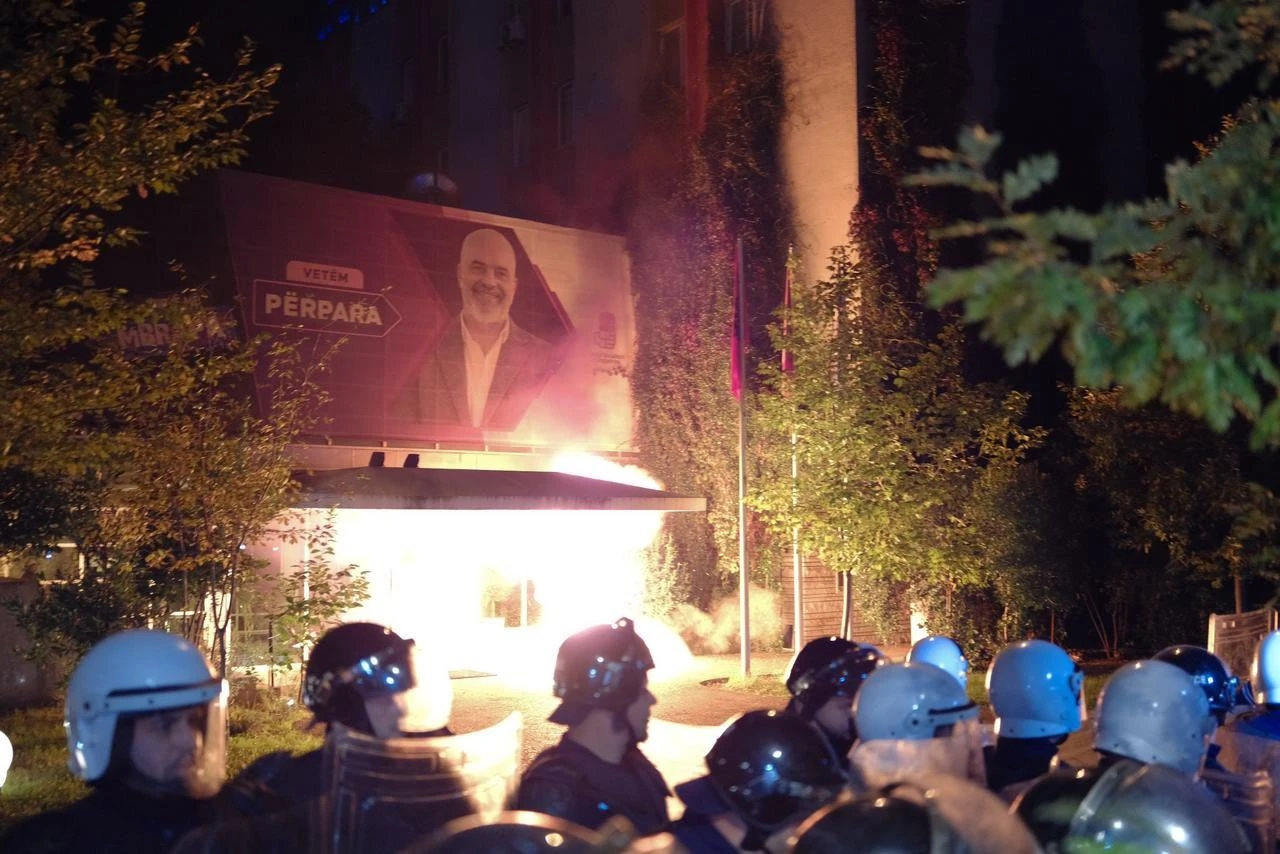 Tisuće na ulicama Tirane: "Dolje diktatura!"