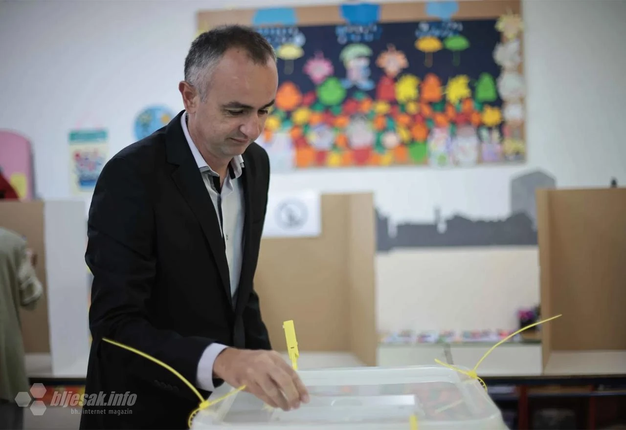 FOTO | Kandidati za Gradsko vijeće glasovali ranom zorom: Među prvima Đani Rahimić