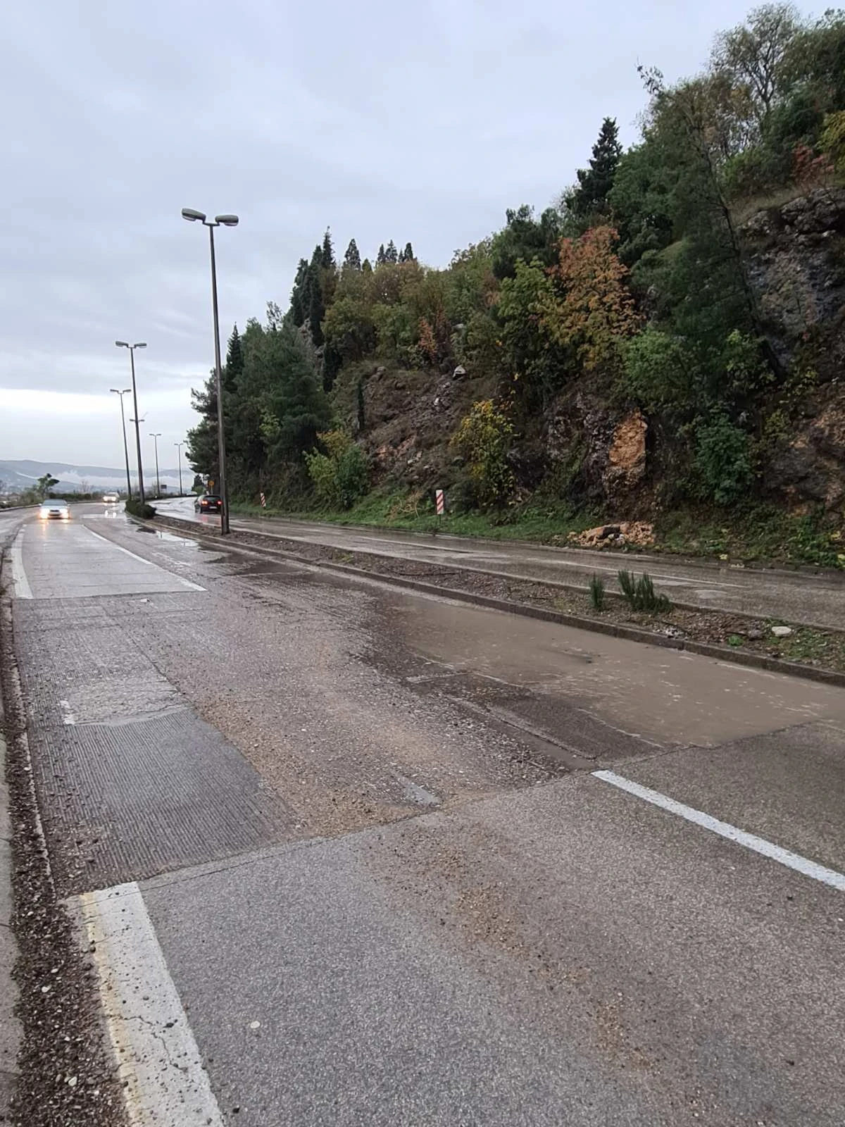 Upozorenje u Mostaru: Djeca gađaju automobile kamenjem