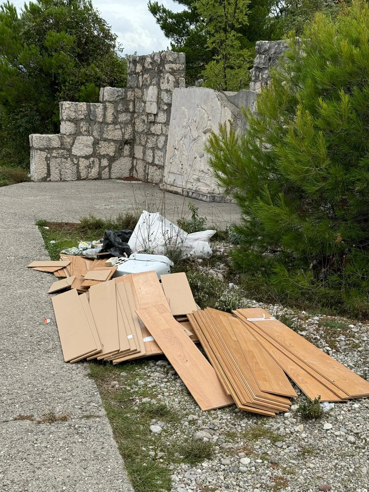 Smeće na Križnom putu